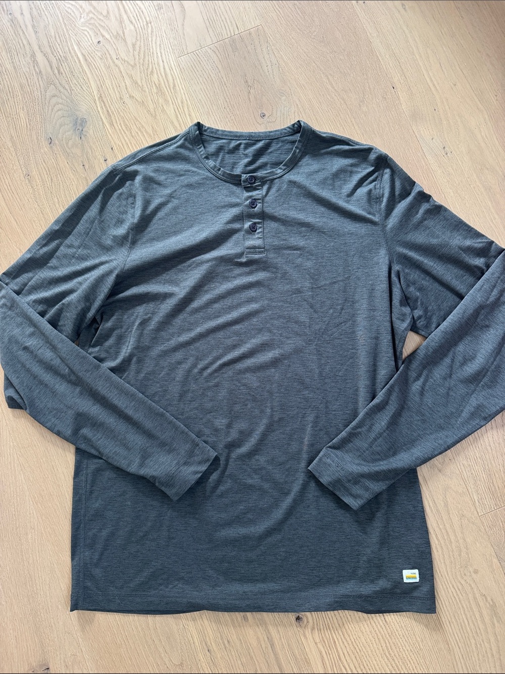 Vuori Men’s Ease Performance Henley Charcoal Heather Long Sleeve Size Large